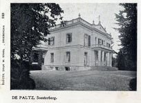 14595 Gezicht op de linker- en voorgevel van het herenhuis De Paltz (Landgoed De Paltz 1-2) te Soesterberg (gemeente Soest).